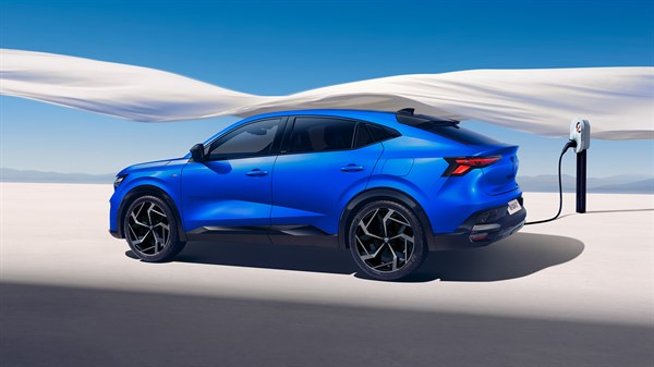 Renault Rafale hyper hybrid E-Tech 4x4 300 hp plug-in engine - charging