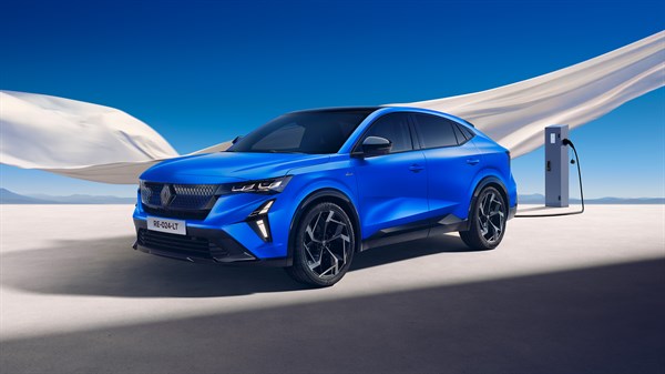 Renault Rafale hyper hybrid E-Tech 4x4 300 hp plug-in engine - charging