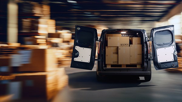 new Renault Trafic Van E-Tech electric - europallet side and rear loading