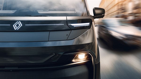 new Renault Trafic Van E-Tech electric - grill, ljósaeinkenni og logo